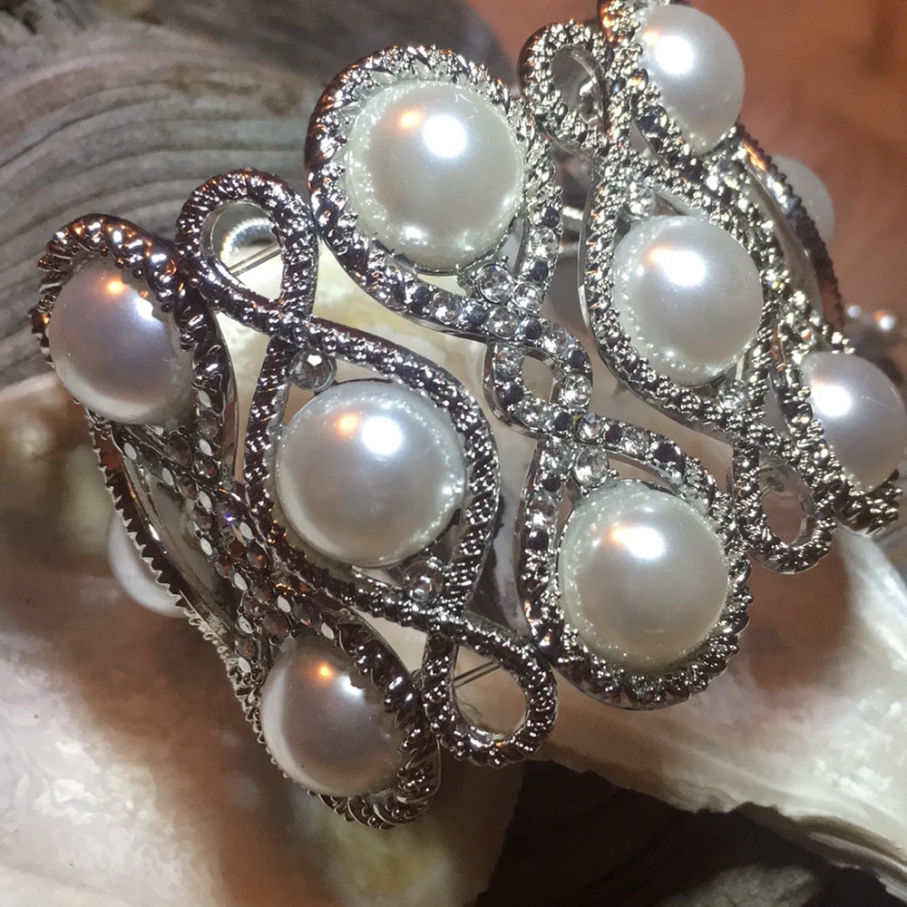 🎀𝐸𝑙𝑙𝑒𝑛 𝑇𝑟𝑎𝑐𝑦®Amazing Crystal Pearl Cuff🎀